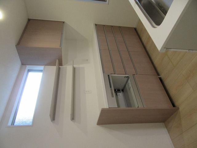 東京都　八王子市　神奈川県 　埼玉県　三鷹市　相模原市　横浜市　川崎市　三鷹市　町田市　茅ヶ崎市　小平市　練馬区　荒川区　港南区　リフォーム　カップボード　パナソニック　ラクシーナ　ホワイト　ベージュ　北欧　　カウンター　収納　キッチンリフォーム　新築　ブラック　シルバー　ブラック取っ手　ウォールナット　取っ手　　木目　家電収納　ダストボックスワゴン　エイジドダーク　スモーキーローズ　