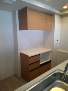 東京都 神奈川県 埼玉県 三鷹市 多摩市 東村山市 相模原市 横浜市 川崎市 三鷹市 武蔵野市 町田市 茅ヶ崎市 小平市 練馬区 荒川区 港南区 品川区 板橋区 海老名市 リフォーム カップボード リクシル シエラ LIXIL クリエカラー クリエラスク ホワイト ベージュ 北欧 カウンター 収納 キッチンリフォーム 新築 ブラック シルバー ブラック取っ手 ウォールナット 取っ手 ライン取っ手 木目 蒸気処理 家電収納 ダストボックスワゴン エイジドダーク エイジドライト ヴィンテージメタル ブルーグレーオーク グレーオーク ペイントウッド アクセントクロス トールパントリー ネイビーオーク ソフトオーク ソフトチェリー おしゃれ モダン 丁寧な暮らし 暮らし 吊戸 グレージュアッシュ マットホワイト アルベロホワイト モイストホワイト ビューティホワイト アースホワイト ホワイトオーク スクラッチメタル カウンタープラン 飾り棚