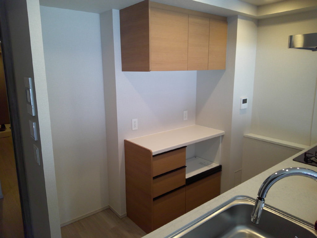 東京都　　神奈川県 　埼玉県　三鷹市　多摩市　東村山市　相模原市　横浜市　川崎市　三鷹市　武蔵野市　町田市　茅ヶ崎市　小平市　練馬区　荒川区　港南区　品川区　板橋区　海老名市　リフォーム　カップボード　リクシル　シエラ　ＬＩＸＩＬ　クリエカラー　クリエラスク　ホワイト　ベージュ　北欧　　カウンター　収納　キッチンリフォーム　新築　ブラック　シルバー　ブラック取っ手　ウォールナット　取っ手　　ライン取っ手　木目　蒸気処理　家電収納　ダストボックスワゴン　エイジドダーク　エイジドライト　ヴィンテージメタル　ブルーグレーオーク　グレーオーク　ペイントウッド　アクセントクロス　トールパントリー　ネイビーオーク　ソフトオーク　ソフトチェリー　おしゃれ　モダン　丁寧な暮らし　暮らし　吊戸　グレージュアッシュ　マットホワイト　アルベロホワイト　モイストホワイト 　ビューティホワイト　　アースホワイト　ホワイトオーク　スクラッチメタル　カウンタープラン　飾り棚